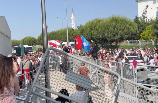 Ümit Özdağ kararı sonrası Silivri cezaevi önü bu sloganlarla inledi
