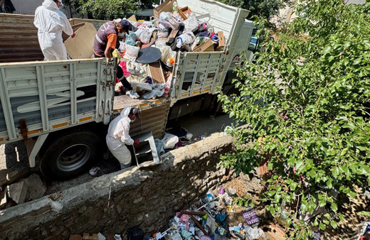 Dubleks daireden kamyonlar dolusu çıktı! Şoke eden görüntü