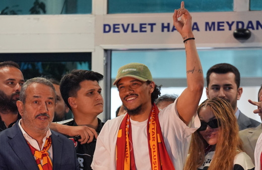 Leroy Sane İstanbul'a geldi taraftara 'üçlü' çektirdi