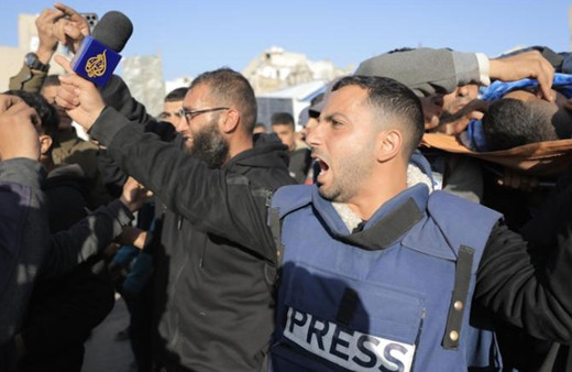 İsrail’in iletişimi kestiği Gazze’de gazeteciler, hayatlarını riske atıyor