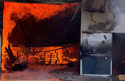 Antalya'da büyük yangın! Alevler seralara sıçradı, gökyüzü simsiyah oldu