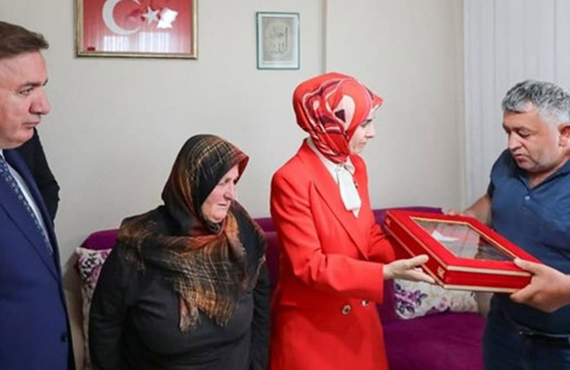 Aile ve Sosyal Hizmetler Bakanı Göktaş, Erzincan'da şehit ailesini ziyaret etti
