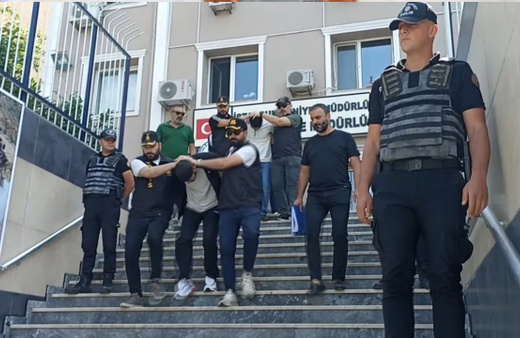 3 yıl önce kardeşlerini öldüren kişinin babasını öldürdü!