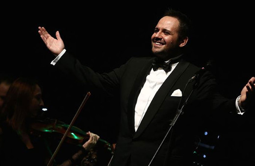 ABD'de piyano çalan Türk doktor Mehmet Öz'e opera sanatçısı Murat Karahan eşlik etti