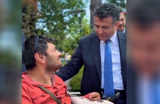 Başkan Halit Doğan'ın, Gazze için çorap satan engelli vatandaş ile diyaloğu dikkat çekti