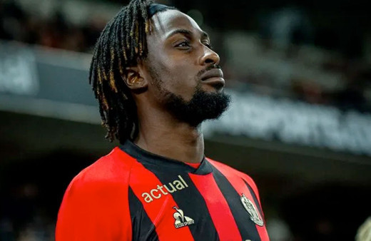 Fenerbahçe yönetimi taraftarı coşturacak 2 ismi listeye aldı hızı ve fizik kalitesiyle öne çıkıyor