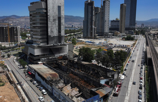 İzmir'de yangın nedeniyle tahliye edilen hastane yeniden hizmet vermeye başladı