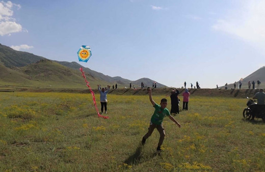 Sergül Keskin’den çocuklara karne hediyesi: Uçurtmalar ‘barış’ için havalandı