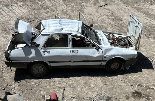 El frenini çekmeyi unuttuğu aracın altında kaldı