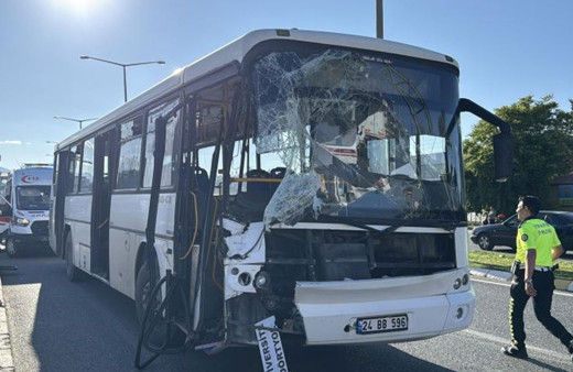 Erzincan'da yolcu otobüsü ile tır çarpıştı: 3 yaralı
