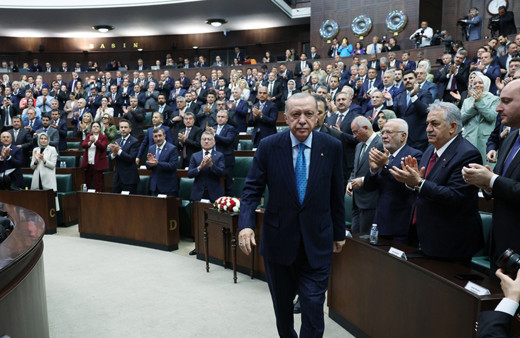 AK Parti grup toplantısında sürpriz misafir! Ünlü iş insanı da oradaydı