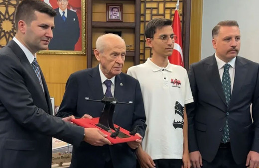 Bahçeli, Ülkü Ocakları'nın ürettiği İHA'nın adını TÜRKHAN koydu