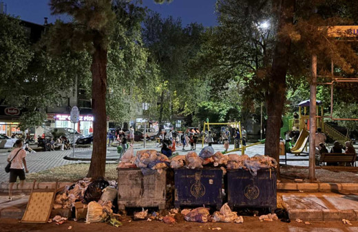 İzmir'de grev krizi: Çöp yığınları tepki çekti