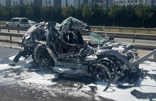 Sancaktepe'de inanılmaz kaza! Seyir halindeki tır ile hafriyat kamyonu...