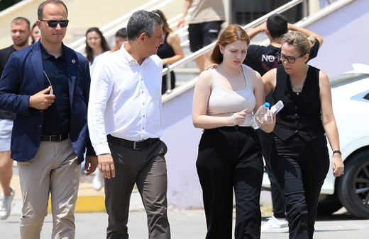 Özgür Özel, Ferdi Zeyrek’in kızı Nehir Zeyrek’i üniversite sınavına götürdü
