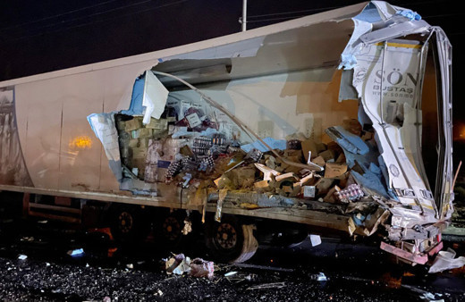 Pamukova'da yolcu otobüsü tıra arkadan çarptı: 12 yaralı