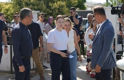 Özgür Özel yine Nehir Zeyrek'i yalnız bırakmadı