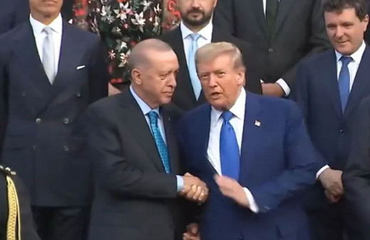 Erdoğan ile Trump, NATO aile fotoğrafında yan yana poz verdi
