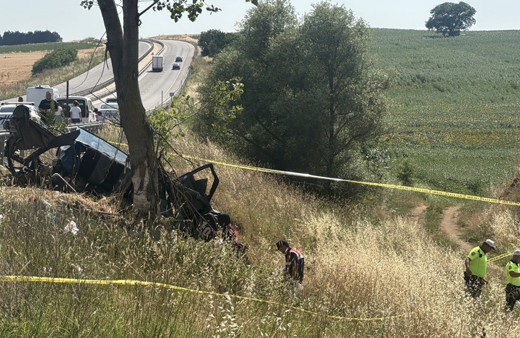 Edirne'de otomobil ağaca çarptı, 5 kişi hayatını kaybetti!