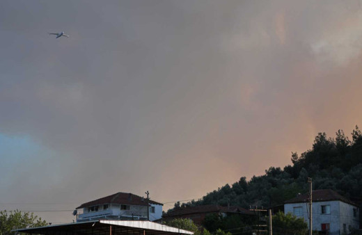 İzmir Foça'daki orman yangını devam ediyor 20 ev tahliye edildi