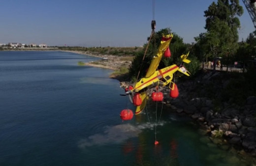 Adana’da düşen yangın uçağının enkazı çıkarıldı