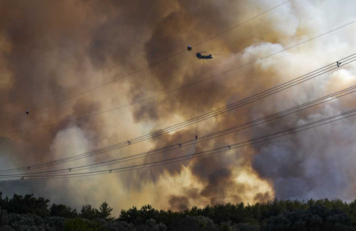 İzmir’de yangın ormana sıçradı: 455 ev tahliye edildi