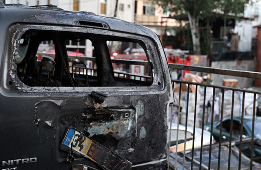 Sanayi sitesinde başlayan yangın otelin otoparkına sıçradı! Araçların haline bakın hepsi yandı