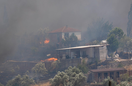 İzmir'de orman yangını! Yerleşim birimlerine sıçradı! Fırtına ekiplerin işini zorlaştırıyor