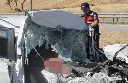 Park halindeki tıra arkadan çarptı! Feci kazada baba ve 3 çocuğu öldü