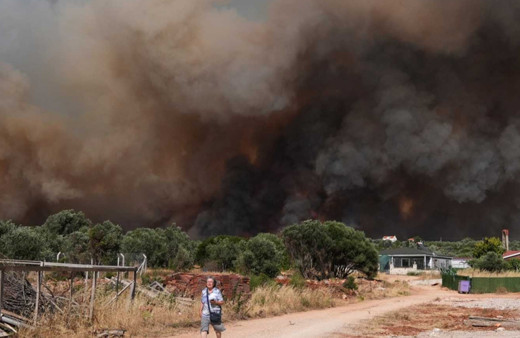Çeşme’de orman yangınına havadan ve karadan müdahale