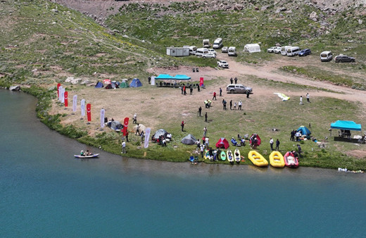 Kültür ve Turizm Bakanı Ersoy, Hakkari'de Sat Buzul Gölleri'nde botla gezinti yaptı