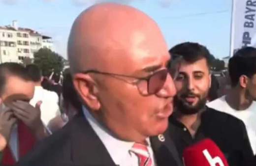 Mahmut Tanal'dan röportaj sırasında tepki çeken hareket