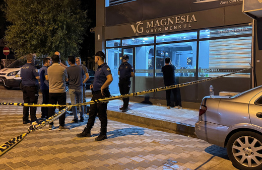 Manisa'da emlak ofisinde silahlar konuştu: 1 ölü 2'si ağır 3 yaralı