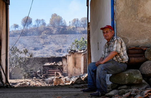 İzmir Ödemiş'te 40 haneli köy küle döndü üzerimizdeki elbiselerle kaldık