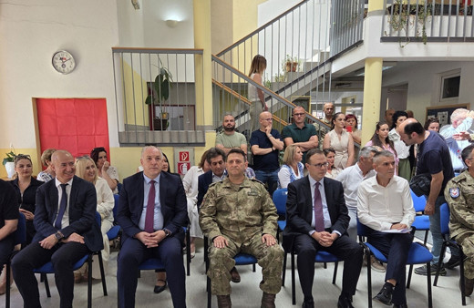 Türk askerinden Kosova'daki işitme ve konuşma engelliler okuluna destek