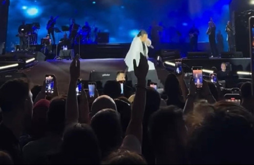 Sahnede bir anda yere yığılan Bayhan'ın sağlık durumu ne?