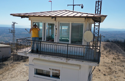 Menderes'te ateş çemberinin ortasında kalan kule çalışanı o anları anlattı