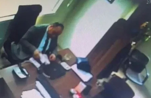 Rüşvet skandalı kameralara yansıdı! Evrak incelerken gizlice para saydılar