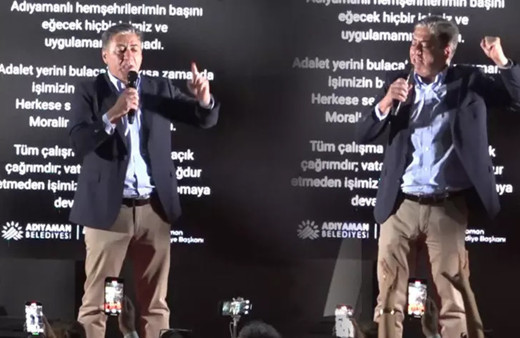 CHP Grup Başkanvekili sahnede düştü! Apar topar hastaneye kaldırıldı