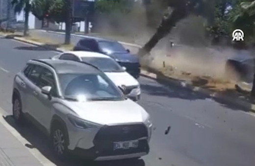 Ataşehir'de otomobil ağaca çarptı! Dehşet verici kaza kamerada
