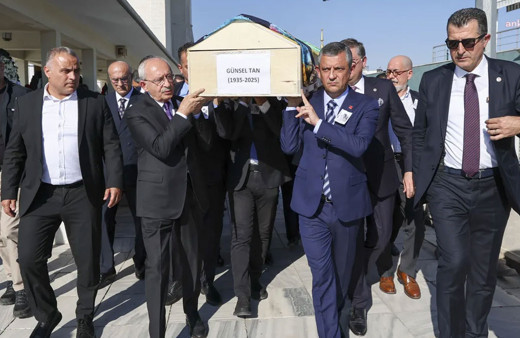 Özgür Özel ile Kemal Kılıçdaroğlu, Namık Tan'ın annesinin cenaze töreninde bir araya geldi