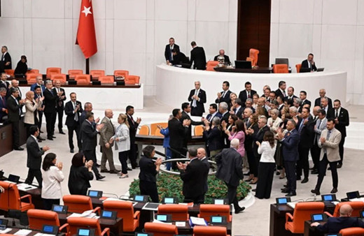 Zeydan Karalar'ı tutuklama kararı Meclis'i kapattırdı