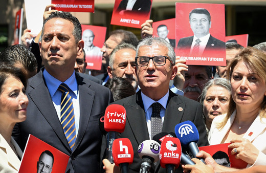 CHP'li milletvekilleri, TBMM'den Adalet Bakanlığı'na yürüdü