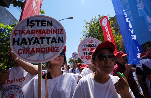 İzmir Büyükşehir Belediyesi'nin işten çıkardığı işçiler eylem başlattı