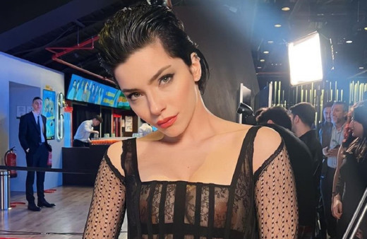 Merve Boluğur gündemden düşmüyor! Havuz pozuna yorum yağdı...