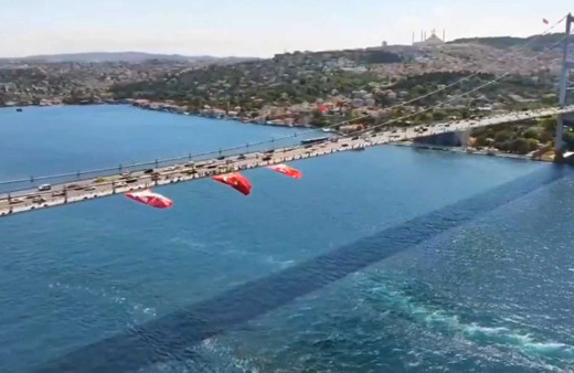 İstanbul'un üç köprüsüne 15 Temmuz anısına Türk bayrağı