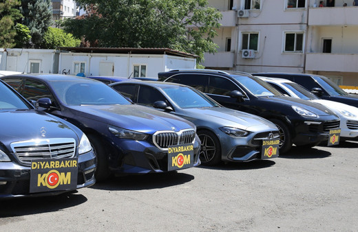 Diyarbakır merkezli operasyonda gümrük kaçağı 10 lüks araç ele geçirildi