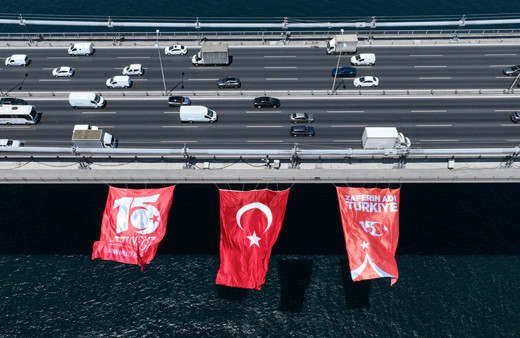 İstanbul Boğazı'ndaki köprülere Türk bayrağı asıldı