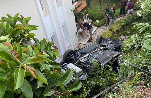 Marmaris'te otomobil istinat duvarını aşıp bahçeye uçtu! Ölü ve yaralılar var