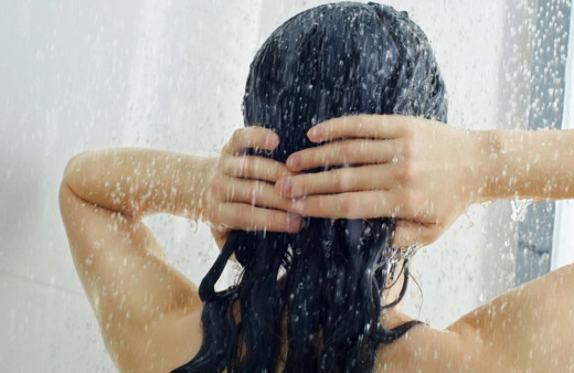 Sağlıklı saçların formülü açıklandı! Meğer böyle yıkamak döküyormuş...